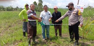 Bhabinkamtibmas Polsek Tenggarong Seberang Melakukan Pendampingan Kegiatan Pengukuran Lahan Atas Perwatasan Tanah Warga Desa Loa Ulung