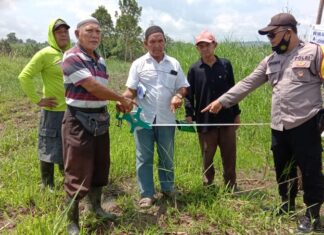 Bhabinkamtibmas Polsek Tenggarong Seberang Melakukan Pendampingan Kegiatan Pengukuran Lahan Atas Perwatasan Tanah Warga Desa Loa Ulung
