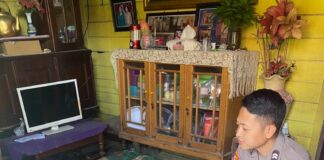 Berbagi Sembako, Personil Bag Ops Peduli Dengan Masyarakat Kurang Mampu