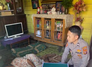 Berbagi Sembako, Personil Bag Ops Peduli Dengan Masyarakat Kurang Mampu