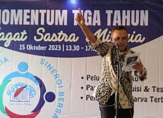 Penyair Pulo Lasman Simanjuntak Baca Puisi Pada Ultah JSM Ketiga di Cafe Sastra Balai Pustaka