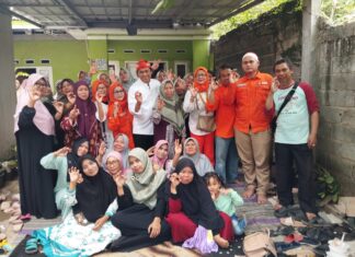 Wisnu Aji Caleg Provinsi Jabar Bersama Asminiati Caleg Kota Bekasi Dari Partai Buruh Bersilahtuhrahmi Ke Majelis Taklim Pedurenan