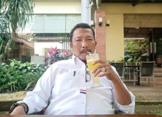 Diduga Lawan Politik Panik, Baliho Sosialisasi SS Maju di Pilkada Depok di Rusak Orang Tak Dikenal