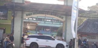 Kecewa Anaknya Tidak Lolos Zonasi Anggota Ormas Halangi Pintu Masuk SMPN 1 Cibinong