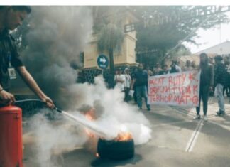 Gerakan Mahasiswa Peduli Bangsa Indonesia Unjuk Rasa di DPRD Depok, RK Ajukan Praperadilan