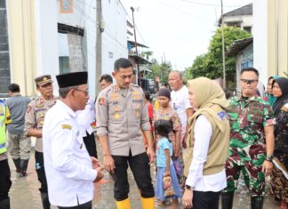 Pemukiman Warga dan Tanggul Sungai Tuntang Yang Jebol Ditinjau Kapolres Demak