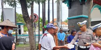 Satlantas Polres Demak Gelar Kegiatan Jumat Berkah dengan Membagikan Nasi Kotak kepada Masyarakat
