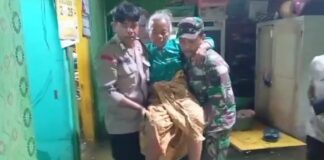 Bhabinkamtibmas Bersama Babinsa Desa Prampelan Lakukan Evakuasi Lansia Ditengah Banjir