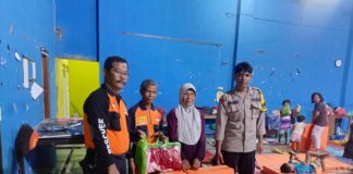 Kapolsek Sayung Lakukan Pengecekan Pengungsi di Gor Desa Prampelan