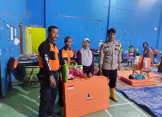 Kapolsek Sayung Lakukan Pengecekan Pengungsi di Gor Desa Prampelan