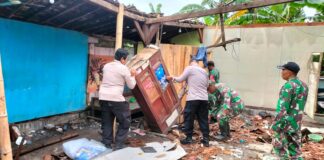 Bersihkan Rumah Roboh, Polsek Kebonagung Bersama Posramil Gelar Kerja Bakti
