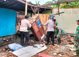 Bersihkan Rumah Roboh, Polsek Kebonagung Bersama Posramil Gelar Kerja Bakti