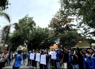 ALIANSI KETUA RAYON PERGERAKAN MAHASISWA ISLAM INDONESIA (PMII) SE-LAMONGAN “TUNTUT TRANSPARANSI DAN PENEGAKAN HUKUM TERHADAP KASUS KORUPSI DANA HIBAH GEDUNG PEMKAB LAMONGAN”
