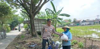 Polsek Karangtengah Berikan Bansos kepada Buruh Tani Jelang Hari Raya Idul Fitri 1446 H