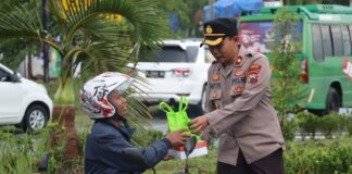 Peduli Sesama Polres Demak Bagikan Takjil dan Borong Dagangan Pedagang Kaki Lima