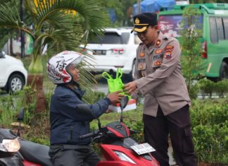 Peduli Sesama Polres Demak Bagikan Takjil dan Borong Dagangan Pedagang Kaki Lima