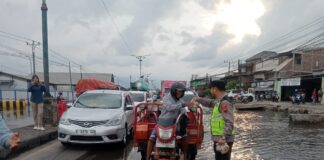 Polsek Sayung Bagikan Takjil di Pantura, Bantu Pengguna Jalan Terdampak Rob