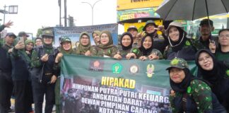 HIPAKAD Kota Depok Berbagi Takjil di Tengah Guyuran Hujan