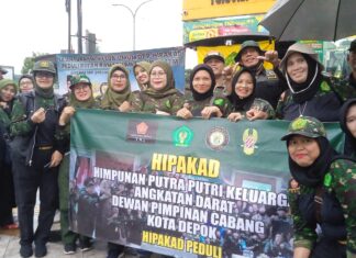 HIPAKAD Kota Depok Berbagi Takjil di Tengah Guyuran Hujan