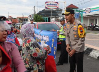 Polres Demak Laksanakan Patroli Ngabuburit Sambil Bagikan Takjil