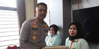 Kapolres Demak Berbagi Kebahagiaan Ramadhan, Berikan Bansos kepada Cleaning Service