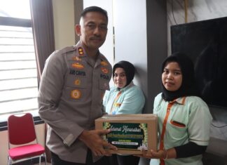 Kapolres Demak Berbagi Kebahagiaan Ramadhan, Berikan Bansos kepada Cleaning Service