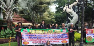 PNIB Bagi Takjil Akhir Ramadhan Di Surabaya, Serukan Momentum Idul Fitri Saatnya Indonesia Bersih Dari Khilafah