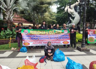 PNIB Bagi Takjil Akhir Ramadhan Di Surabaya, Serukan Momentum Idul Fitri Saatnya Indonesia Bersih Dari Khilafah
