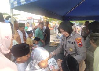 Berbagi Kebahagiaan Lebaran, Polres Demak Bagikan Ribuan Nasi Kotak Kepada Warga