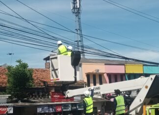 Wali Kota Depok Gunting Jaringan Kabel Udara di Jalan Komjen Pol M.Jasin