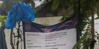 PARAH !! PENGADUKAN PASIR DAN SEMEN PEMBUATAN TURAP DI WILAYAH CINERE MEMAKAI PACUL