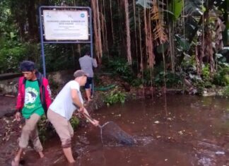 Sambut Hari Bumi dan Hari Jadi Kota Depok, Grass Root Bekerja Sama Dengan DLHK Bebersih Sumber Mata Air Gadog