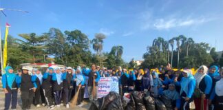 Sambut Seruan Walikota, DKR Gotong Royong Pungut Sampah di Jalan Margonda: Harusnya Rutin dan Bukan Seremonial!