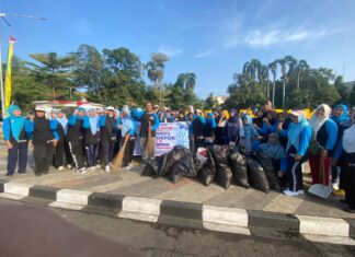 Sambut Seruan Walikota, DKR Gotong Royong Pungut Sampah di Jalan Margonda: Harusnya Rutin dan Bukan Seremonial!