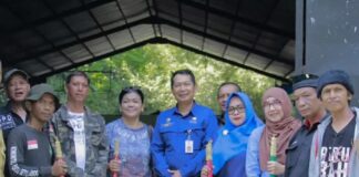 Fokus Bebersih Setu Gadog dan Penghijauan Aktifis peduli lingkungan Pada hari lebaran Depok