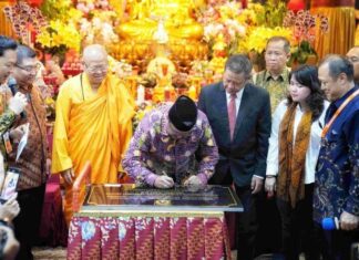 Wagub Jakarta Rano Karno Hadiri Perayaan Waisak 2568 TB/ 2025 di Wihara Ekayana Arama