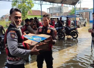 Polres Demak Berikan Bantuan Kesehatan dan Sembako Untuk Warga Terdampak Banjir