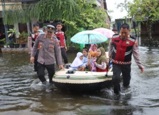 Polisi Sediakan Perahu, Bantu Antar Jemput Siswa Ke Sekolah Akibat Banjir