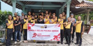 Polres Demak Bersihkan Tempat Ibadah Dalam Menyambut Hari Bhayangkara ke-79