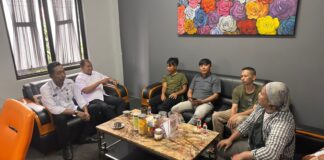 Janji Ditepati, Rakyat Terlindungi ! Wakil Wali Kota Jenal Mutaqin Serahkan Ganti Rugi Gerobak PKL Pajajaran dan Fasilitasi Tempat Usaha Baru