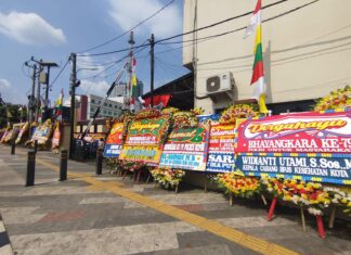 Polres Metro Depok Diwarnai Karangan Bunga, Bukti Cinta Masyarakat di Hari Bhayangkara Ke-79