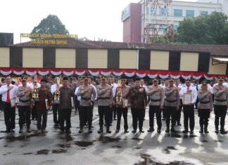 Kapolres Berikan Penghargaan Anggota Berprestasi Serta 3 Satkamling Terbaik di Kota Depok