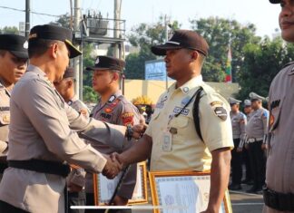 Dua Warga Heroik Terima Penghargaan Kapolres Depok Atas Aksi Beraninya Gagalkan Pencurian