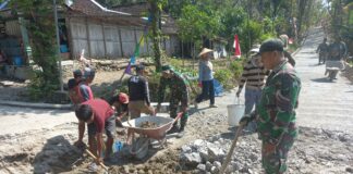 Satgas TMMD dan Warga Sarimulyo Perbaiki Gorong-Gorong, Cegah Jalan Utama Amblas
