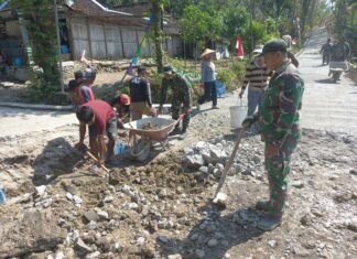 Satgas TMMD dan Warga Sarimulyo Perbaiki Gorong-Gorong, Cegah Jalan Utama Amblas