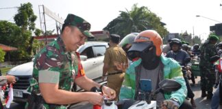 Dandim 0735/Surakarta Bersama Forkopimda Bagikan Bendera Merah Putih Ke Masyarakat, Semarakkan HUT Ke-80 RI