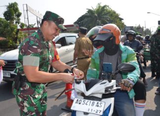Dandim 0735/Surakarta Bersama Forkopimda Bagikan Bendera Merah Putih Ke Masyarakat, Semarakkan HUT Ke-80 RI