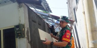 Dansatgas TMMD Reguler Ke-125 Kodim 0735/Surakarta Tak Segan Bantu Angkat Material di Lokasi RTLH