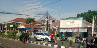 Warga, LSM dan Ormas Kompak Gotong Royong di Sepanjang Jalan Kartini Raya Depok