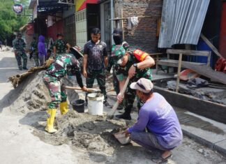 Tanpa Canggung, Dansatgas TMMD Reguler Ke-125 Kodim 0735/Surakarta Membaur Bersama Warga Kerjakan Finishing Perbaikan Saluran Air